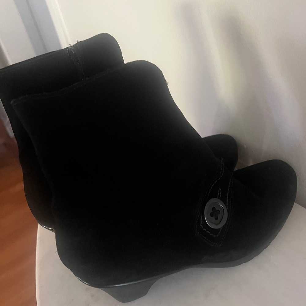 La Canadienne Black Suede Boots